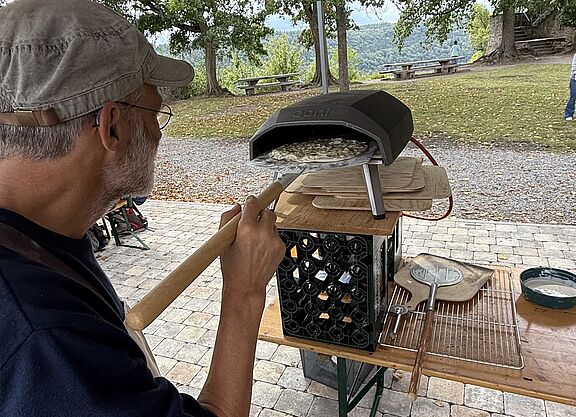 Flammkuchen wird in Ofen geschoben