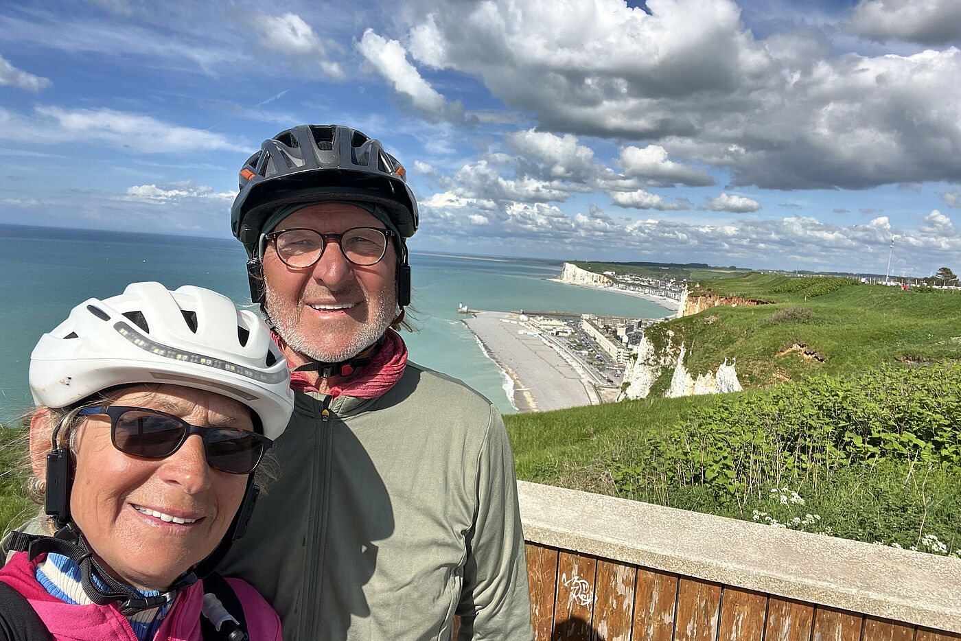 Le Treport mit Blick auf Kreidefelsen in der Normandie