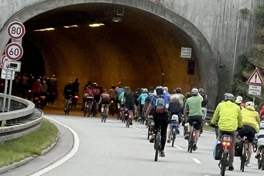 Demonstrierende Radfahrende vor einem Tunnel Sternfahrt Stuttgart