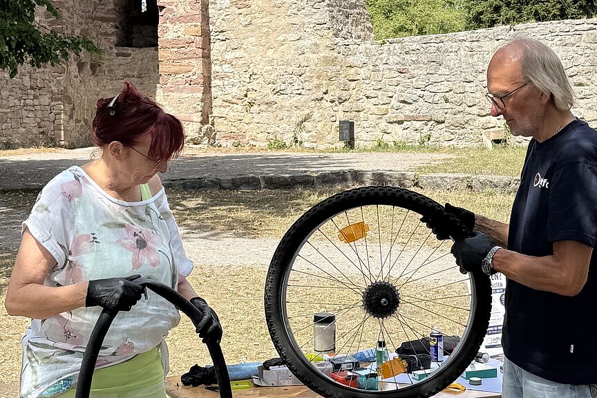 Auf der Burg Hohennagold: Wie flickt man einen Platten Vorführung wie an einen Platten flickt